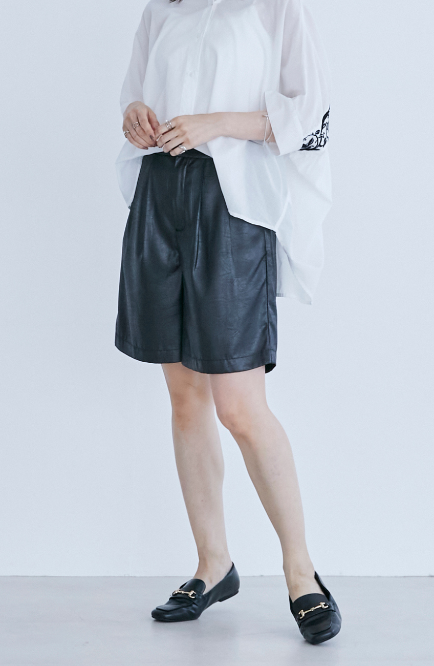 シャイニーレザータックハーフパンツ