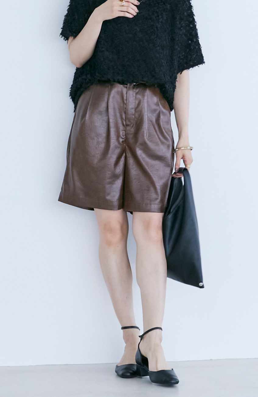 シャイニーレザータックハーフパンツ