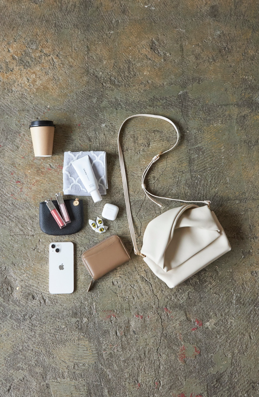 THEMOIRè クラッチバッグ クリーム色 レザー スムースレザーツイストクラッチBag|FURRY、REYELL公式通販