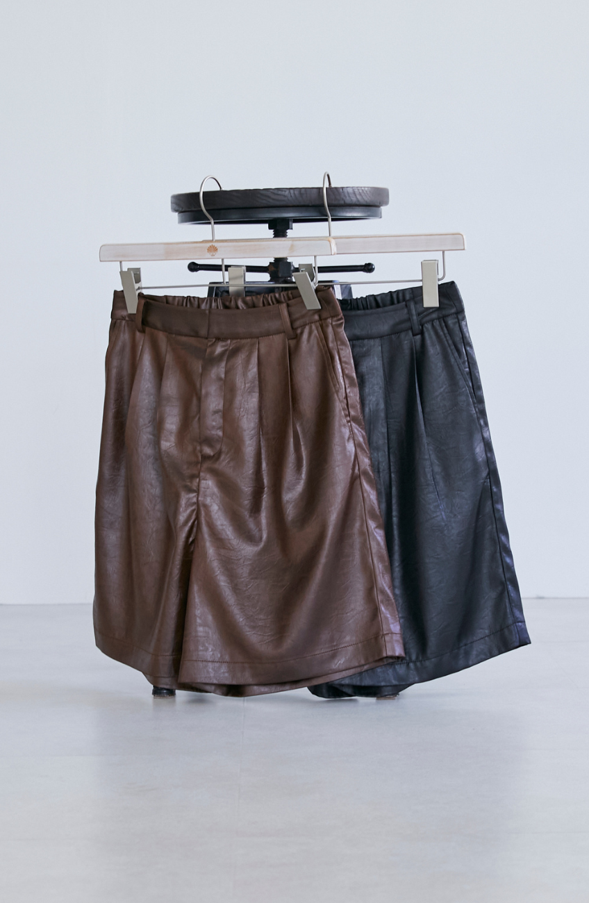 シャイニーレザータックハーフパンツ
