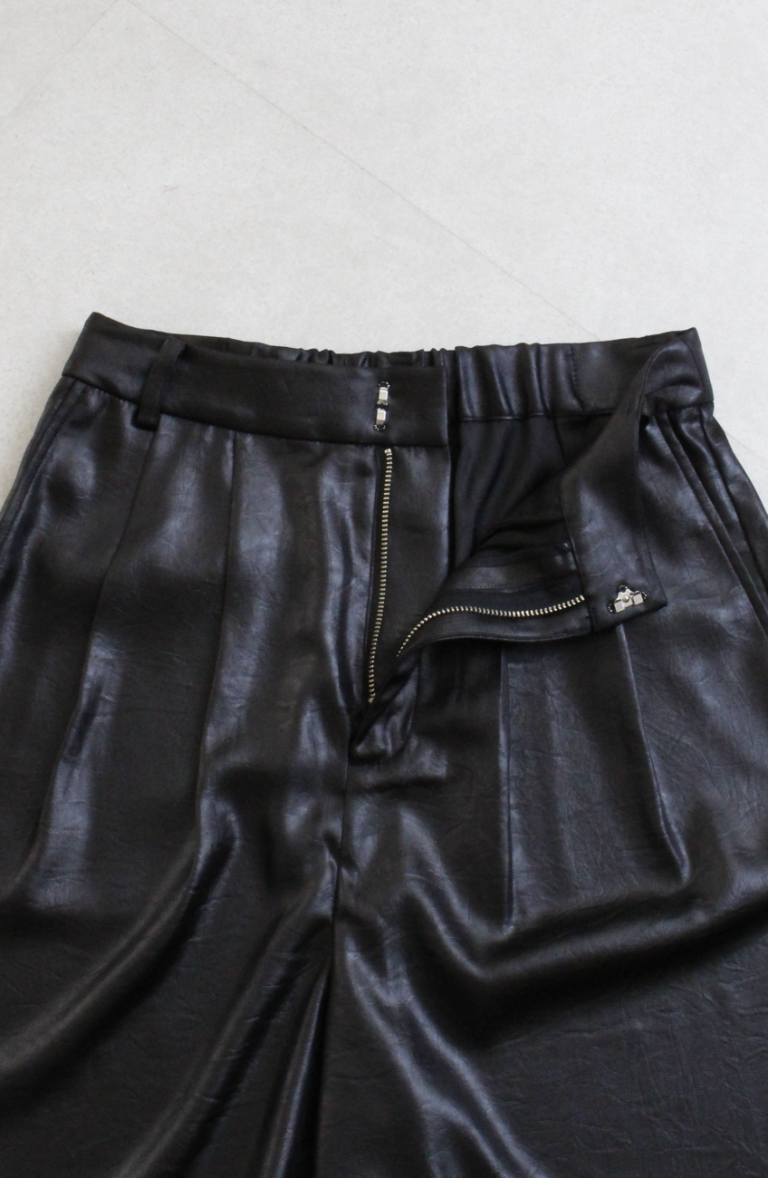 シャイニーレザータックハーフパンツ