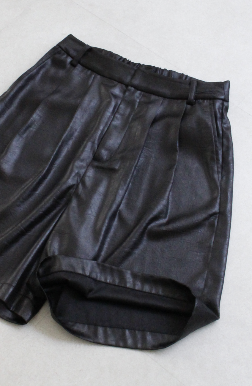 シャイニーレザータックハーフパンツ