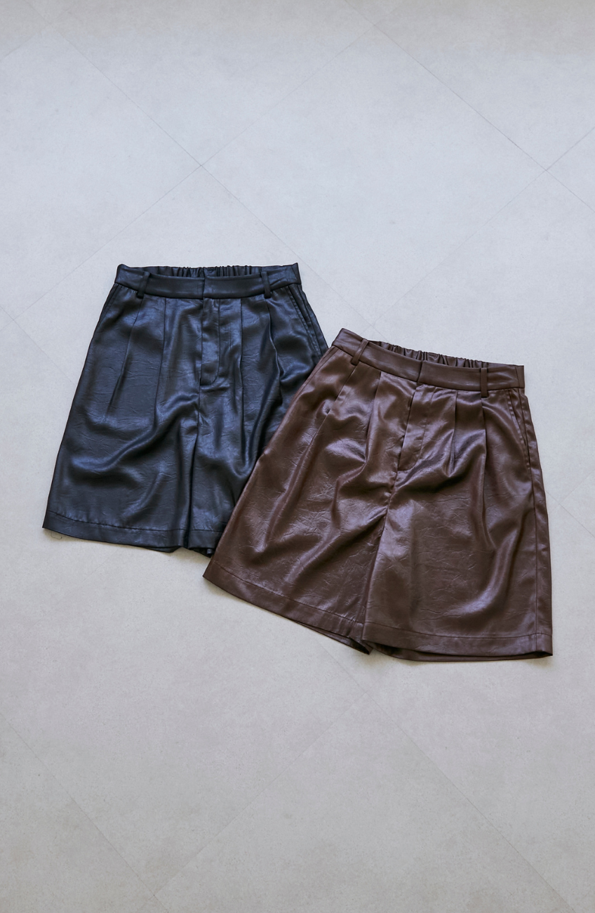 シャイニーレザータックハーフパンツ