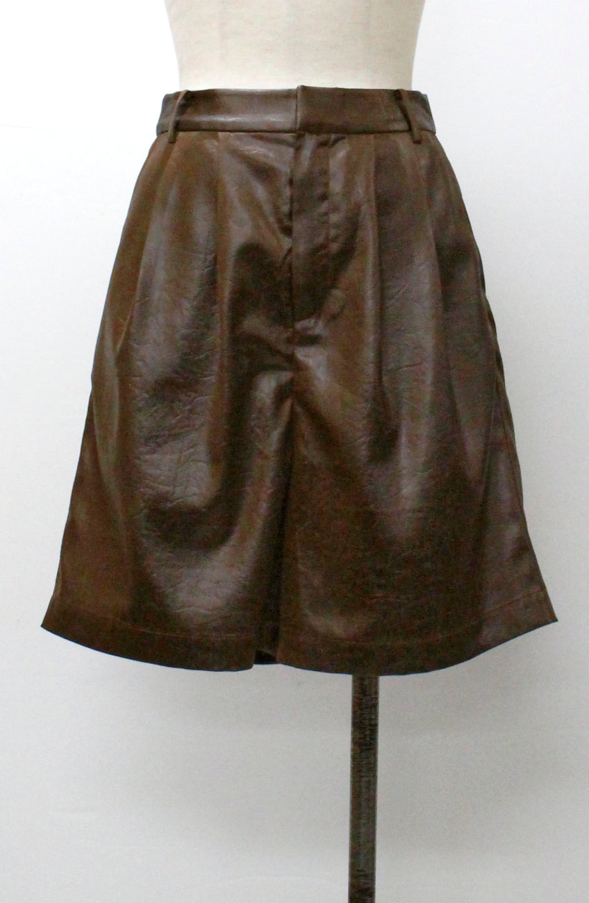 シャイニーレザータックハーフパンツ