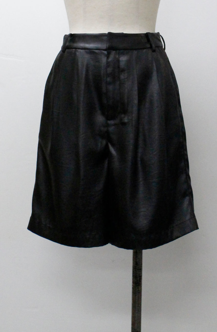 シャイニーレザータックハーフパンツ