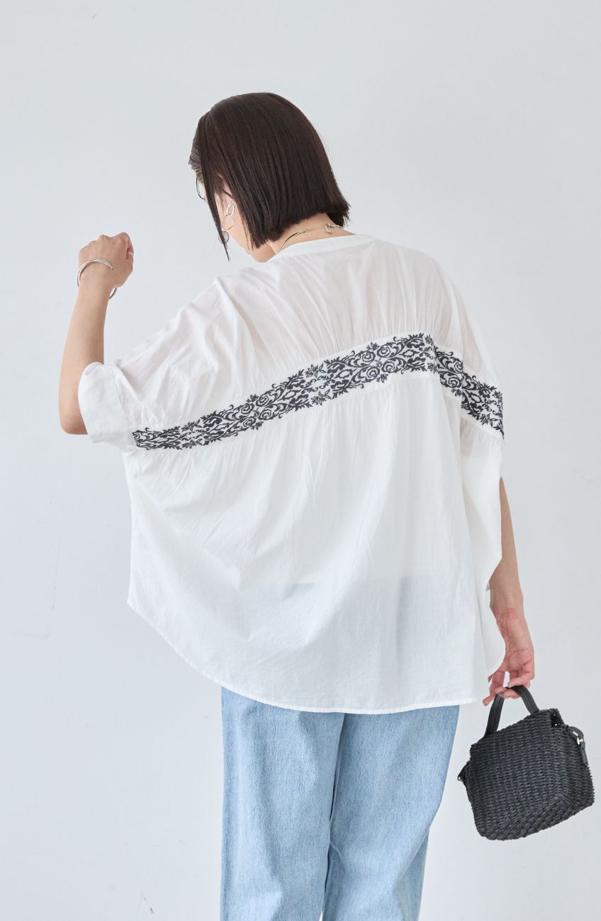 キャンブリックバック刺繡ブラウス