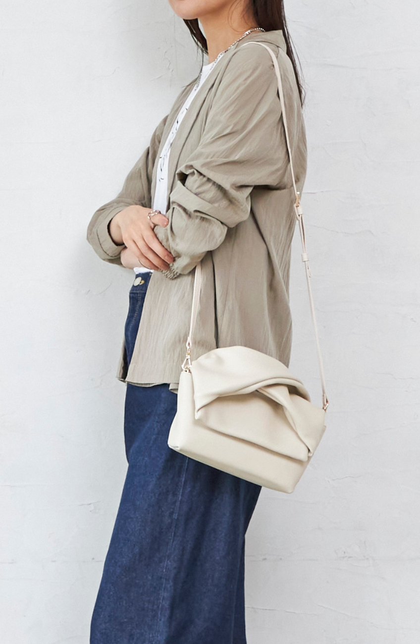 柔らかなスムースレザー【国内買付/発送】レザー ボー バッグ スムースレザーツイストクラッチBag|FURRY、REYELL公式通販